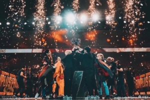 明年就退了鳳出東方，凰鳴四海！六年前的今天FPX奪得S9冠軍