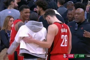 老隊友了！小賈巴里和申京賽后和小凱文·波特寒暄敘舊