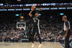 為搶地板球頭朝下沖向記分臺(tái)！卡斯?fàn)枺簾o論如何都要把球救回來