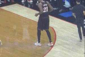 先別高興 還沒(méi)贏呢！恩比德得知巴恩斯6犯離場(chǎng)后搖頭晃腦跳起恰恰