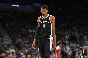 路威：文班幾乎已經(jīng)是史上最佳防守球員了 他還會(huì)繼續(xù)展現(xiàn)統(tǒng)治力