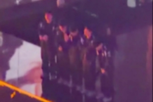 負(fù)者的心酸當(dāng)大家都在恭喜T1時(shí)，KT來(lái)到舞臺(tái)側(cè)邊鞠躬致謝觀眾