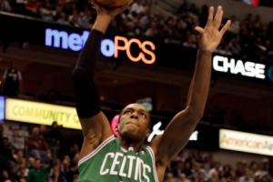 隆多：我只有1.85米高卻能一場(chǎng)搶14個(gè)籃板 因?yàn)榱私馇虻姆磸椧?guī)律