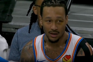 有點(diǎn)危險(xiǎn)！杰林威飛撲JJJ三分被吹犯規(guī) 裁判回看補(bǔ)吹一級(jí)惡意