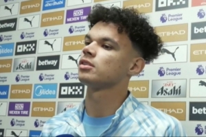 奧賴?yán)何粗贫ㄔ煸轿粦?zhàn)術(shù)但薩拉赫就是越位了，我研究了他的踢法