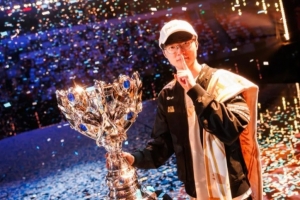 Faker更新社媒：與獎(jiǎng)杯的合影????????????