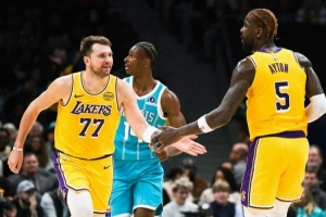 得心應(yīng)手！湖人官方曬贏球海報(bào) 東契奇和艾頓擊掌登上封面