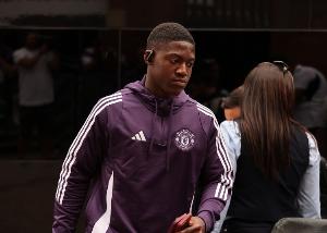 天空體育：齊爾克澤和梅努有可能一月離隊，曼聯(lián)需要做出決定