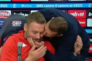 羅馬昔日隊友重逢！哲科在上輪意甲賽后新聞發(fā)布會“強吻”德羅西