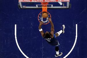 不設防？愛德華茲胯下加速突破殺入內線飛身暴扣 直接打停爵士