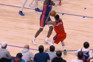 功虧一簣！麥科勒姆虛晃出機(jī)會 但絕殺三分投到籃板側(cè)沿...