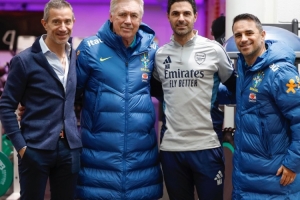 巴西隊(duì)在阿森納基地訓(xùn)練，安切洛蒂與阿爾特塔合影