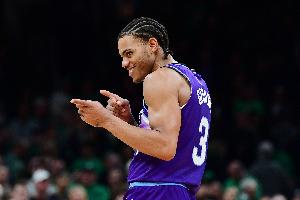 火熱開局！基昂特·喬治首節(jié)6中5&三分3中2拿到12分&上演反擊劈扣