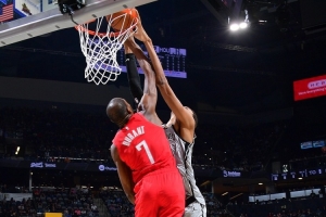 美記：文班在移動(dòng)中接球威脅更大 這一點(diǎn)馬刺應(yīng)在戰(zhàn)術(shù)上多加照顧