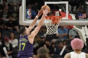 飛天遁地！赫伯特·瓊斯突破分球 馬特科維奇起飛滑翔單臂劈扣