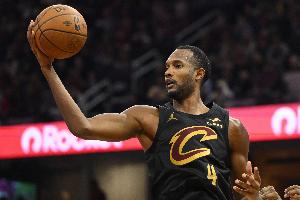 氣死了！小莫布里三分命中但教練組先暫停無(wú)效 直拍大腿