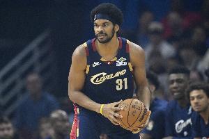 防不了！哈克斯補(bǔ)防阿倫扣籃無果 自己還摔倒