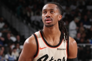 救世主！雙向球員詹金斯17中9拿24分8板3助4斷 末節(jié)16分&絕平三分