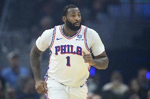 急眼了還！沃爾什搶德拉蒙德球 后者直接扔球打人吃T