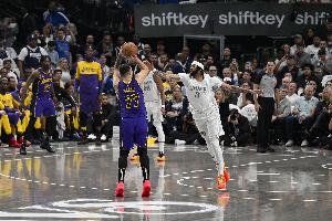 東契奇湖人生涯已經(jīng)打出17場30+5+5 已追平濃眉&僅用35場