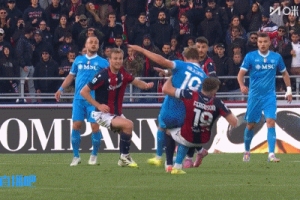 羅基：霍伊倫肘擊應(yīng)該吃紅牌，但弗格森掩面的夸張反應(yīng)影響了判罰