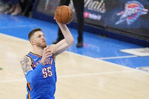 無視防守！哈爾滕施泰因弧頂碾著追夢(mèng)上籃得分