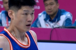 穩(wěn)如泰山！胡金秋10中5&6罰4中拿到15分5板3助