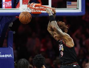 補(bǔ)籃準(zhǔn)絕殺！烏布雷11中5拿到12分7板 罰球2中2