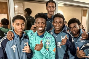 維尼修斯隨巴西隊(duì)在阿森納基地訓(xùn)練，與槍手青訓(xùn)小將合影