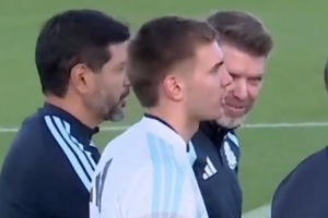 心系國家隊！馬斯坦托諾來到訓練營，觀看阿根廷隊訓練