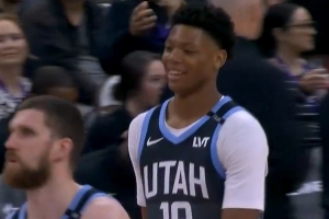 上半場(chǎng)完美ending！5號(hào)秀貝利積極拼搶 送上壓哨補(bǔ)籃！