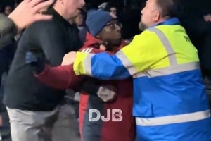 郵報：阿森納知名球迷與桑德蘭球迷沖突，被安保人員抓衣服推搡