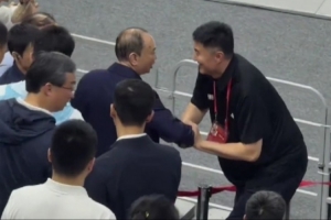 你小子有想法？杜鋒賽后跨欄到觀眾席 和省大領(lǐng)導(dǎo)親切寒暄