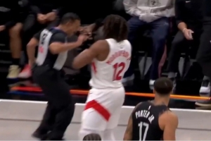 小邁克爾·波特上籃走步 裁判蹦蹦跳跳跑來(lái)模仿