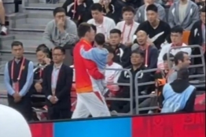 太有愛(ài)了！周琦帶孩子出席全運(yùn)會(huì)頒獎(jiǎng)儀式