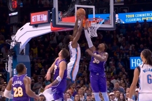 摧枯拉朽！卡森·華萊士底線突破 騰空暴起力壓斯瑪特雙手隔扣