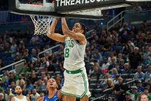 真能跳！米諾特身后起飛隔人單臂補(bǔ)扣