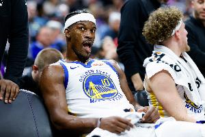 路走寬了！巴特勒籃下給球隊老大波杰姆斯基讓籃板