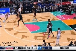 庫(kù)里借掩護(hù)三分&卡斯?fàn)枠O致追防 文班亞馬罰球線伸手再干擾...