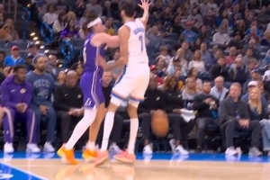 取消犯規(guī)！里夫斯收板切特反搶犯規(guī) 雷霆挑戰(zhàn)成功