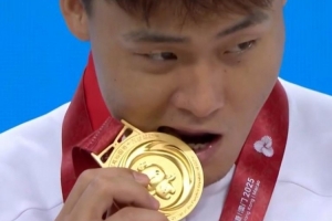 這次咬的是自己的！4年前的全運(yùn)會上 趙睿曾咬過周琦的金牌