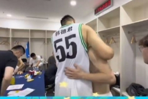 告別時(shí)刻！韓德君賽后和隊(duì)友們&工作人員一一擁抱