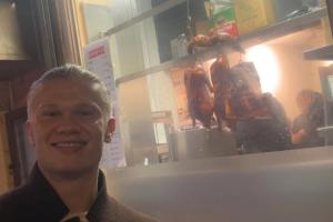 太陽報(bào)：哈蘭德吃中餐點(diǎn)烤鴨脆皮五花肉，餐廳調(diào)侃推出哈蘭德套餐