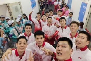 溢出屏幕的喜悅！徐杰曬球隊(duì)奪金后合影：廣東兄弟一起贏！