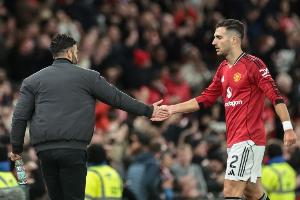 曼聯(lián)舊將：達(dá)洛特攻守都差只會和隊(duì)友擊掌 烏加特還是一直替補(bǔ)吧