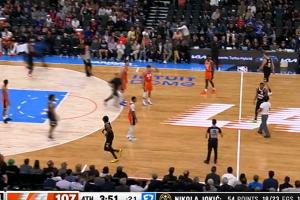 突發(fā)！約基奇得分即將創(chuàng)本季新高 一球迷突然沖入場(chǎng)內(nèi)阻擾