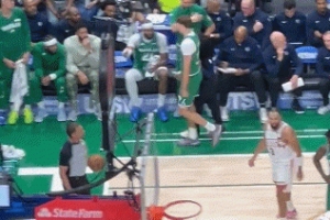 應(yīng)無大礙！弗拉格首節(jié)初段下場進(jìn)更衣室 隨后火速返回球場