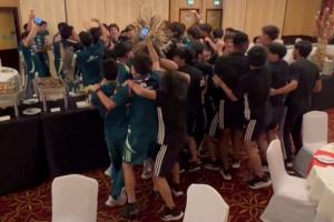 足球的魅力！墨西哥U17驚險(xiǎn)晉級淘汰賽 身旁日本球員與其抱作一團(tuán)