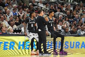 卡斯?fàn)枺耗芘c文班同場拿到三雙當(dāng)然高興 我們本應(yīng)用勝利再添光彩