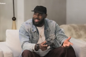 詹姆斯：我有時(shí)候覺得2K游戲并不真實(shí) 我空籃不進(jìn) 庫里投丟大空位